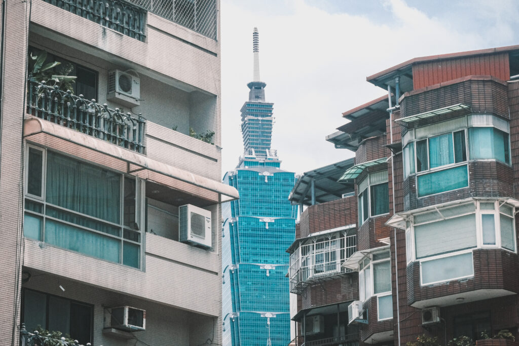 Low angle view taipei 101 (1)