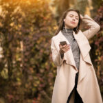 秋冬穿搭不撞色!2025 三大主色趨勢,粉彩、棕調與開心果綠全攻略