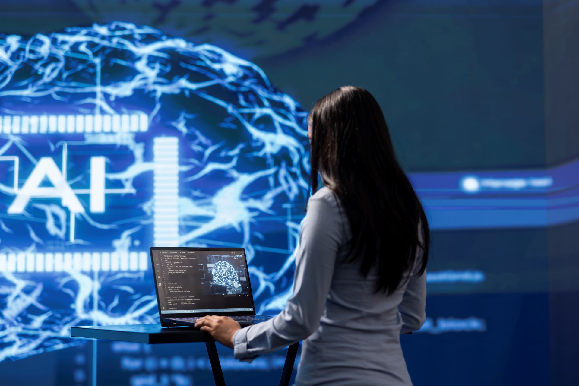 AI泡沫說惹恐慌　專家駁斥「假議題」：企業投資腳步穩健、AI正邁向實體應用新時代