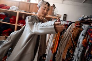 不用花大錢也能穿名牌！租衣經濟新趨勢：低成本享潮流、符合永續理念