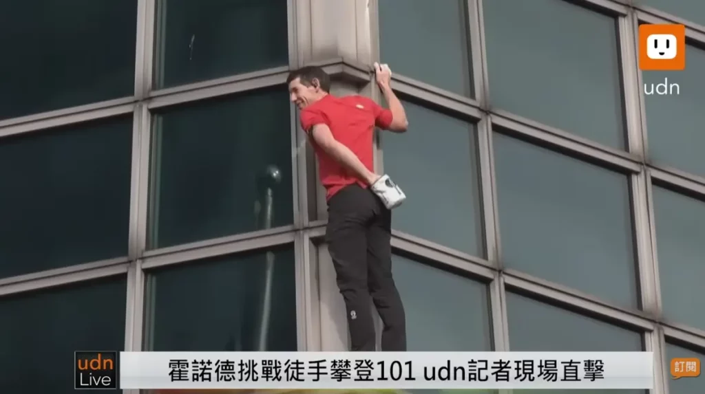 艾力克斯.霍諾德站在台北101外牆上,面帶微笑,神情從容,開始展開徒手攀登。