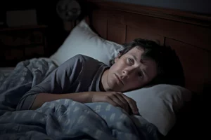 研究揭示熬夜後腦袋「當機」原因：睡眠不足恐引發腦脊液異常流動