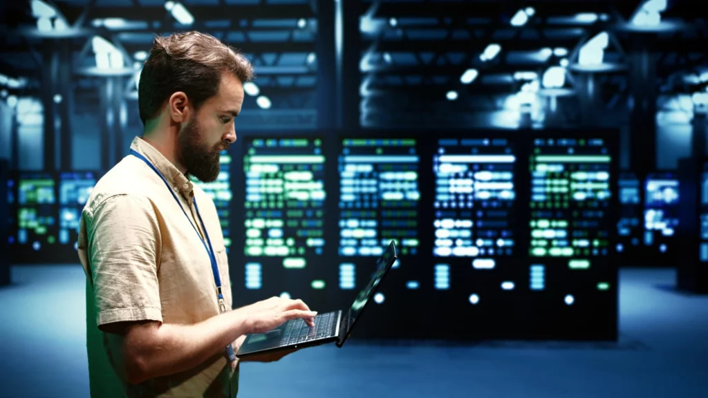 資料中心工程師在伺服器機房操作設備