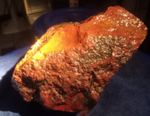 前鎮便當店藏招財石「招富貴紅蟾蜍」！民眾摸完直奔買彩券　掀招財熱潮