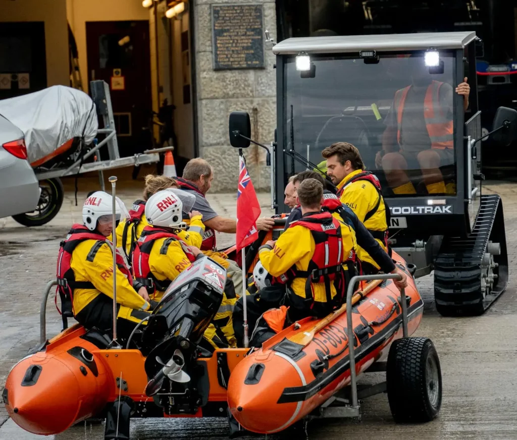 台船承造2艘巡緝艇下水 命名海安、海誠