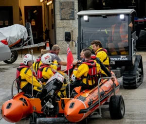 台船承造2艘巡緝艇下水 命名海安、海誠