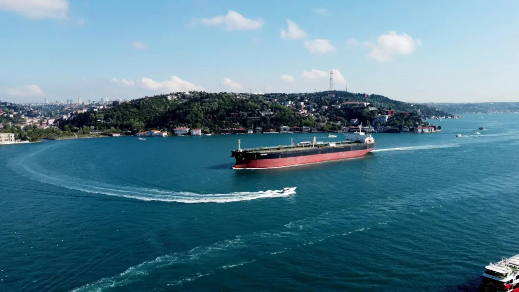 日籍油輪罕見成功穿越荷莫茲海峽 與伊朗協調後成行