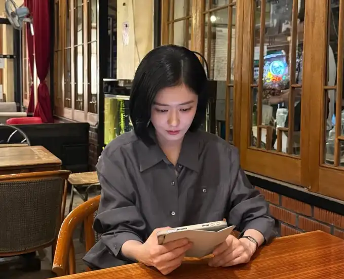 張娜拉45歲近況照曝光！短髮素雅仍凍齡 零皺紋童顏讓網友驚呼