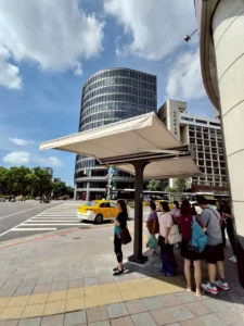 等紅燈不用再找電線桿躲太陽　戶外遮陽傘成城市降溫新解方，專家：長期仍要靠樹