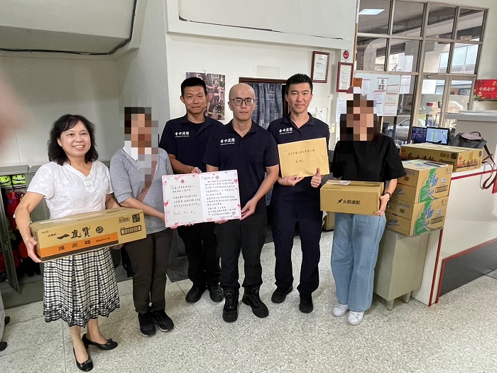 患者家屬在里長陪同下至中港分隊致贈慰問品。（圖/台中市政府消防局提供）