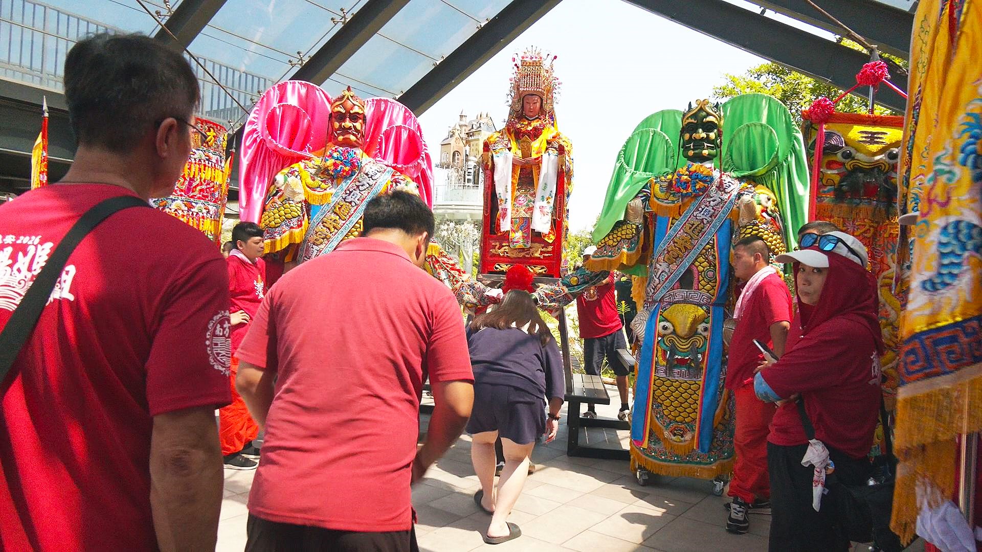 媽祖完成巡園後，現場接續舉行傳統「鑽轎底」儀式。（圖/赫蒂法莊園提供）