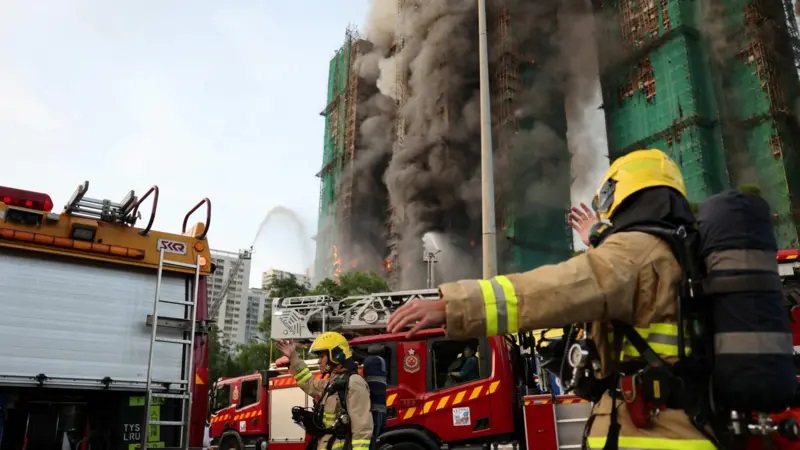 目前香港消防處仍在持續搜救,並調查起火原因。(圖/BBC中文網翻攝)