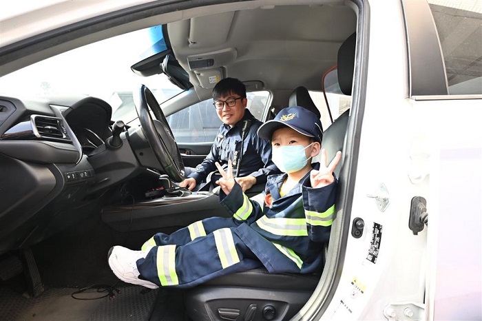 為了替4歲白血病病童榤寶圓夢,彰化縣政府在鹿鳴消防分隊舉辦圓夢活動,讓榤寶體驗搭乘警車與消防車的樂趣。(縣府提提供)