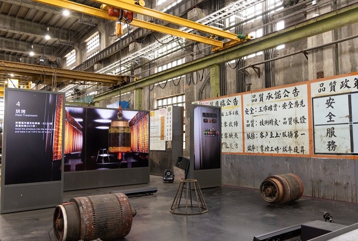 常設展〈動力．火車－柴電工場〉規劃結合現代科技的「柴電劇場」，將設備恢復運作並搭配動畫，呈現牽引馬達裡的「電樞」檢修及保養流程。 圖／文化部提供