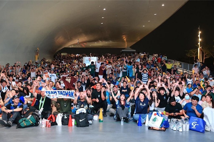 迎接2026 WBC世界棒球經典賽,高市府宣布3月5日至8日於衛武營榕樹廣場架設400吋大螢幕,連續4天直播C組預賽,邀請球迷齊聚為台灣隊應援。圖/高雄市運發局提供