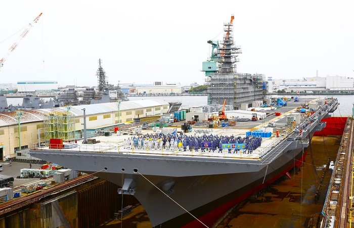 完成改裝，準備離開乾塢的出雲號，可看到艦艏甲板已變得方正。(圖/海上自衛隊)