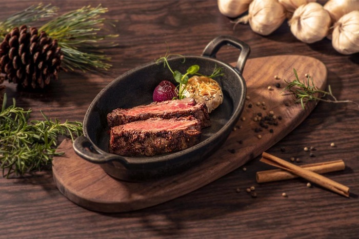 「PRIME ONE」牛排館整個10月推出優惠迎客，活動期間凡點用單人套餐，即可以10元加購原價290元精選葡萄酒1杯。（圖／台北花園大酒店）喝酒過量，有礙健康！酒後不開車，安全有保障！
