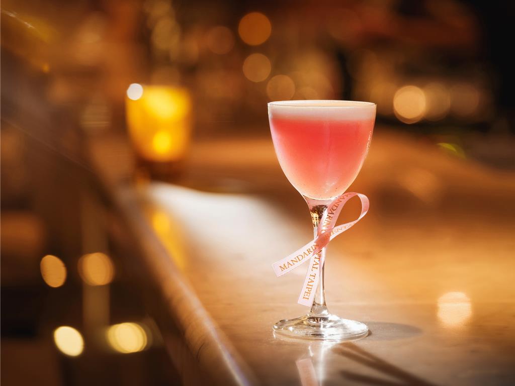 「M.O. Bar」推出「PINK Eternity」粉紅特調，向力量、希望，以及粉紅所象徵的恆久之美致意。
圖／台北文華東方酒店提供。飲酒過量，有礙健康。酒後不開車，安全有保障！