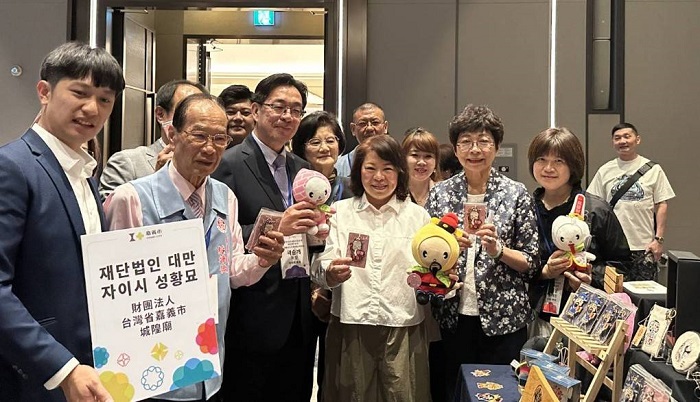 黃敏惠市長、外交部釜山辦事處郭承凱處長、台灣旅遊交流協會賴瑟珍會長專程参觀嘉義城隍廟文創作品。(圖/嘉義城隍廟提供)
