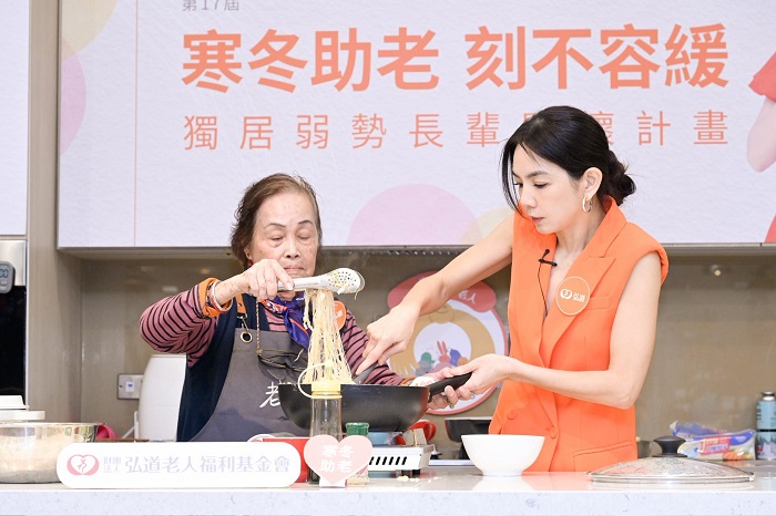ELLA陳嘉樺協助切菜備料,協助瓊姿阿嬤烹飪素炒米粉。(弘道老人福利基金會提供)