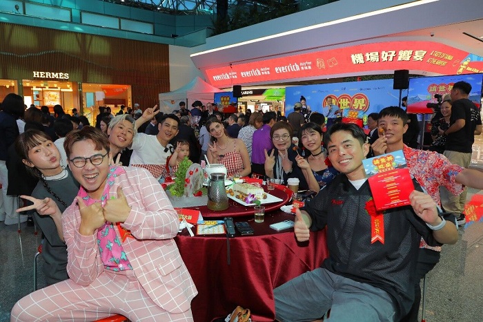 多位人氣YouTuber在桃園國際機場圍桌開吃，氣氛熱鬧。（昇恆昌免稅商店提供）