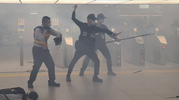 演習模擬歹徒在地下3樓三鐵共構區無差別攻擊；警方同步檢驗部署與通訊。（圖/台北市政府提供）