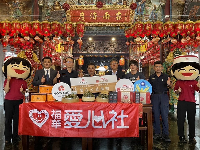 廖國宏前董事長(右4)攜手西螺福興宮將送暖物資親自送到關懷戶，讓愛心佈滿社會每個角落。（臺中福華大飯店提供）