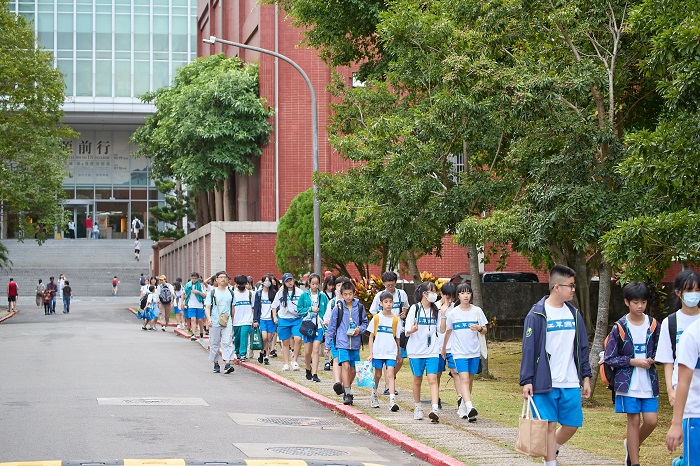 學生們結伴參訪一年一度的院區開放!（圖片來源：中央研究院）