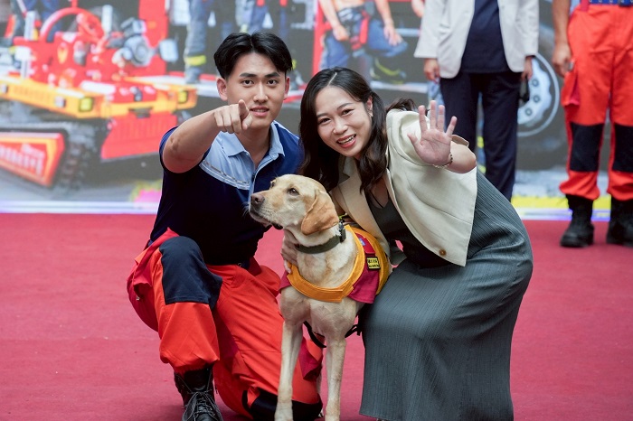 搜救犬也參與拍攝。(中市府消防局提供)