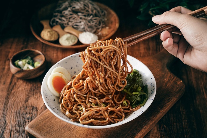 圖說：「好控麵」一份即含一片雞胸肉的蛋白質，富含膳食纖維且均衡營養，成為改善高澱粉飲食結構的最佳解答。（資料來源：日日好食）