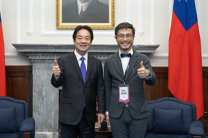 圖說:本一科技技術長、奇美醫院教學部部長廖家德醫師(右)與多團隊開發的AI醫療應用圈,為臺灣醫療帶來開創性的正向影響力,於三月獲總統賴清德(左)接見。(資料來源:總統府)