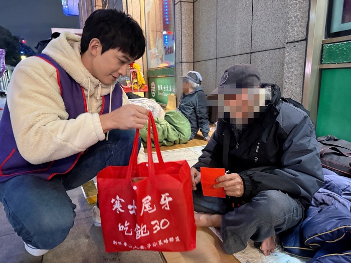 王家梁走進台北車站，與人安基金會義工夜訪送禮。
(圖/人安基金會提供)