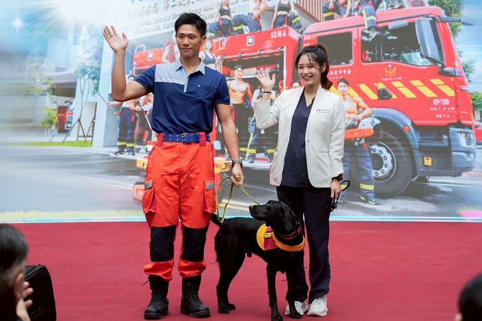 此次除警消-義消外-獸醫師-搜救犬也參與拍攝。(中市府消防局提供)